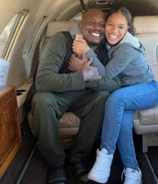 Lurk Gibson son Tyrese Gibson with his daughter Shayla in his private jet.